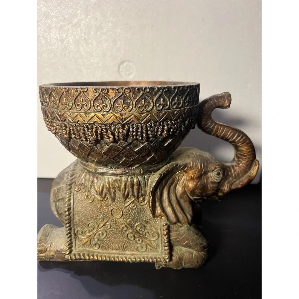 Kneeling Elephant Pot, Trinket, Catchall‎ Holder (1726)